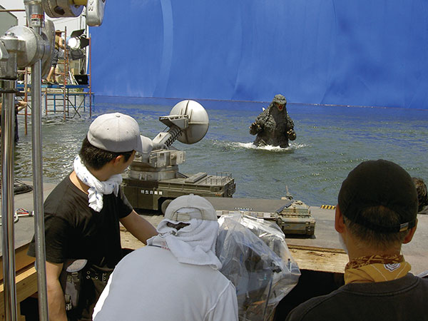「大プールでの撮影の様子」　映画『ゴジラ×モスラ×メカゴジラ　東京SOS』 2003年　写真：三池敏夫