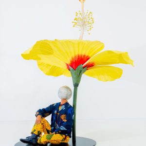 インカ・ショニバレCBE
《ハイビスカスの下に座る少年》
2015年
Yinka Shonibare CBE Studio, London
Pearl Lam Galleries, Hong Kong, Singapore and Shanghai
Photo Thomas Liu
