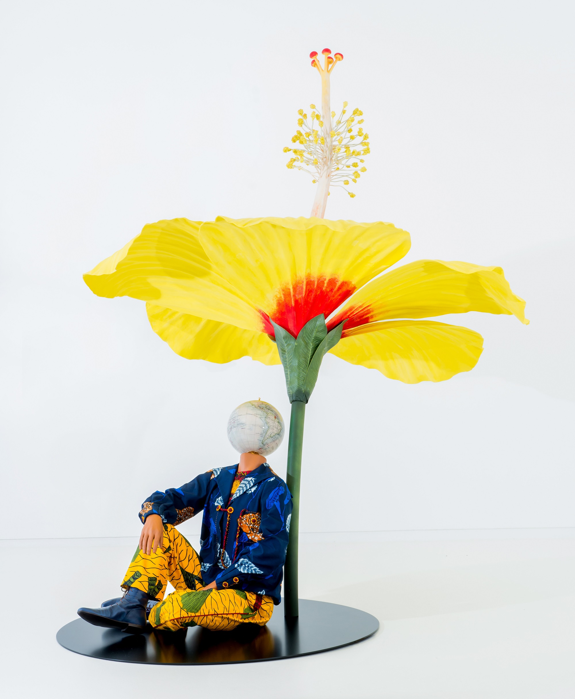 インカ・ショニバレCBE
《ハイビスカスの下に座る少年》
2015年
Yinka Shonibare CBE Studio, London
Pearl Lam Galleries, Hong Kong, Singapore and Shanghai
Photo Thomas Liu
