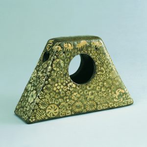 《八代象嵌陶枕》田中丸コレクション
Pillow with inlaid design, Yatsushiro ware
Tanakamaru collection