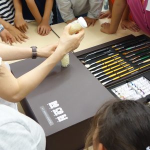 2017年度に制作した油彩画ボックスを使用している様子