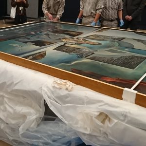 サルバドール・ダリ《ポルト・リガトの聖母》の梱包の様子