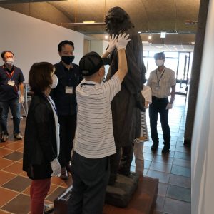 バリアフリーギャラリーツアー「視覚障がい者のためのおしゃべりつ手ざわりツアー」の様子