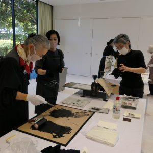 第7回講座「想いを届けるメッセージ~銅版画でカード作り」の様子