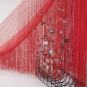 塩田千春《記憶をたどる船》2023年
©JASPAR, Tokyo, 2024 and Chiharu Shiota
