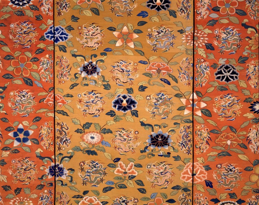 《龍折枝花文様克絲壁掛（部分）》中国・明時代16-17世紀