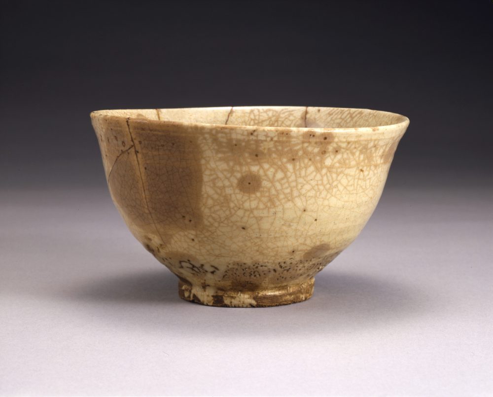 《雨漏茶碗》朝鮮王朝時代16 世紀、
福岡市美術館（松永コレクション）