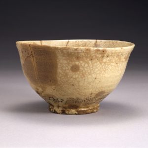 《雨漏茶碗》朝鮮王朝時代16 世紀、
福岡市美術館（松永コレクション）