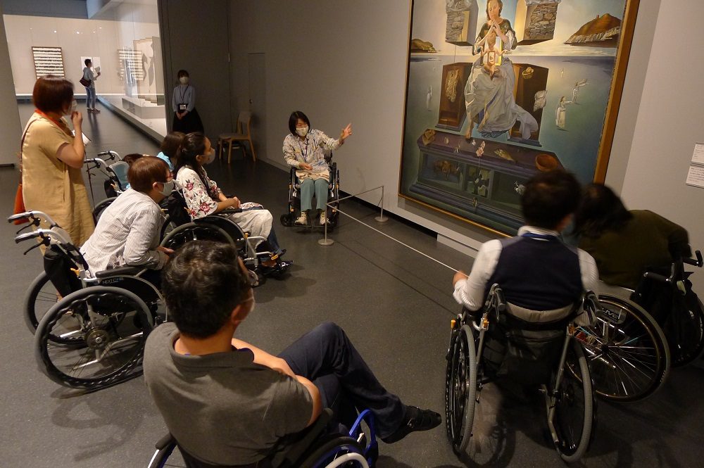 車いすを利用しない方の車いすで美術館ツアー