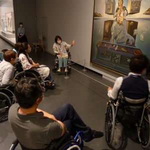 車いすを利用しない方の車いすで美術館ツアー